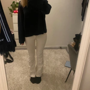 vita jeans - Vita jeans från hm. Så fina!!!💓💓 säljer dem pågrund utav att det inte kommer till användning. Det är lågmidjade och perfekt nu till våren💖🌸