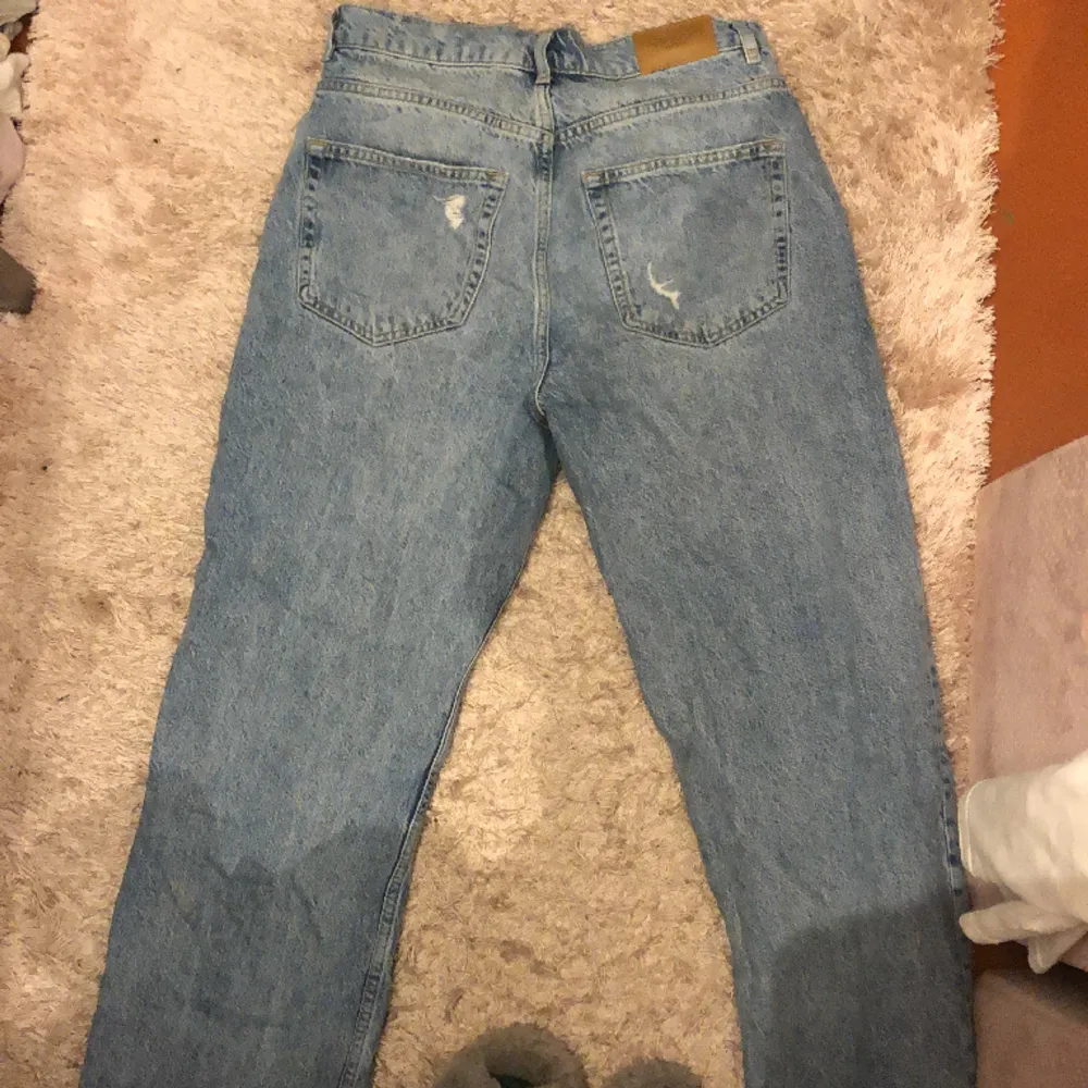 dessa är ett par jeans från gina tricot som nu är för stora på mig. Trendiga ett tag så använts ett antal gånger men ändå i bra skick!. Jeans & Byxor.