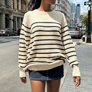 Brandy Melville Sweatwe - Populär tröja från Brandy Melville. Kommer inte till användning och är bara använd 1 gång💞Frakt kostar 80kr