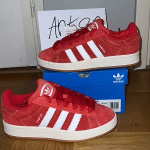 Nya Röda Adidas Campus 00s till Salu – Slutsålda - Hej alla skoälskare! Säljer ett par oanvända röda Adidas Campus i storlek 39 1/3. Dessa trendiga (slutsålda) och bekväma skor är inköpta direkt från JD Sports. Finns i Örebro för upphämtning, men kan även skicka dem till dig. Hör gärna av dig vid frågor. 