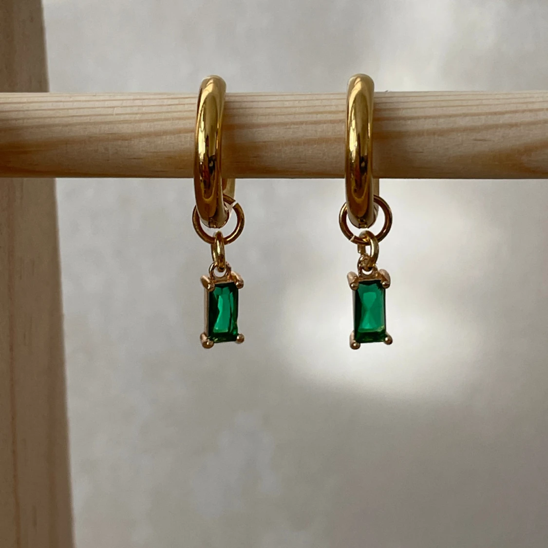 Handgjorda örhängen grönt strass