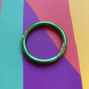 Den här ringen har jag nästan aldrig använt. Det är en metal ring som är grön och glänser mycket. Jag älskar att den glänser så mycket men geön är inte min smak så det är därför jag säljer den här ringen!😉😜