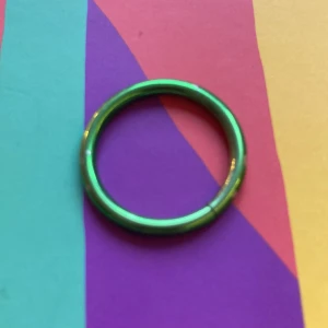 Geön metallring  - Den här ringen har jag nästan aldrig använt. Det är en metal ring som är grön och glänser mycket. Jag älskar att den glänser så mycket men geön är inte min smak så det är därför jag säljer den här ringen!😉😜