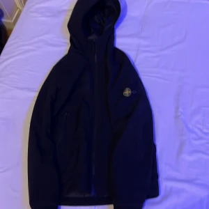 Stone island vindjacka  - Tja säljer nu min stone island vindjacka! Skicket är 10/10 ingen form av defekt på jackan! Jag har använt den en gång! Nypris runt 3000 mitt pris 1500! Det är en såkallad junior men den passar mig som är 174 och väger 60! Hör av er vid minsta fundering! 