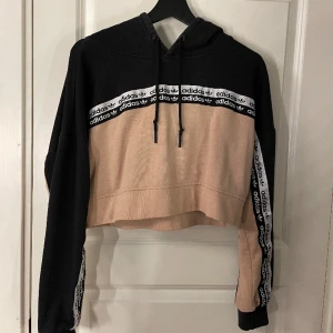 Adidas hoodie - Croppad huvtröja från adidas. Bra skick💓