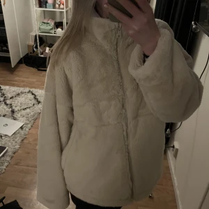 Päls jacka  - Super mysig pälsjacka 😍kommer tyvärr inte till användning, nypris 800