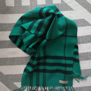 UNIK BURBERRY HALSDUK - 100% Ul  Längd: 159 cm Tjocklek : 31 cm Bra för vintern varm,mjuk och stilig