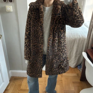 Leopard jacka - Sjuuukt snygg jacka från twist & tango, jättebra skick och sååå mysig! Har ej nypris men skulle gissa på runt 3500-4000🫶🏼