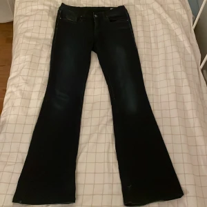 Slim bootcut Diesel Jeans - Lågmidjade diesel byxor med skönt material. Är i god skick och är långa vid längden som gör att de passar även långa tjejer (är själv 174 cm). ⭐️Pris kan diskuteras⭐️