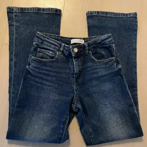 Såå snygga jeans som tyvärr blivit för korta, använda fåtal gånger , köpte för typ 2 år sen 💖💖