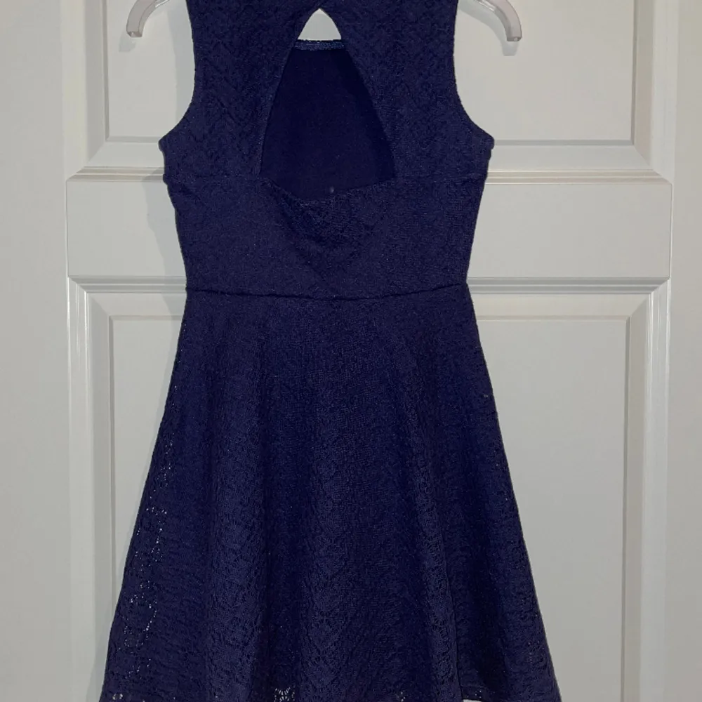 Jätte fin mörk blå klänning med öppen rygg. Den är i bra skick, säljes för att den är för liten. Kontakta för mer info eller bilder.. Klänningar.