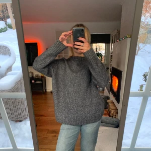 Grå stickad tröja! - Mysig och rejäl stickad grå tröja. Superhärlig att ha under en sommarkväll samtidigt som den är super under våren och hösten!