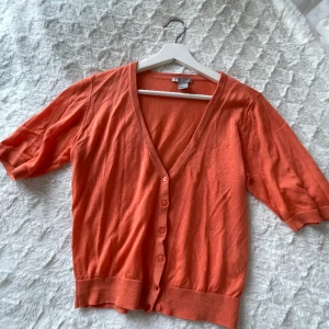 kortärmad kofta korall - kortärmad kofta / bolero i super snygg korall färg, sitter som en xs/s