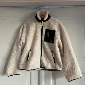 Teddyjacka - Trendig teddyjacka/teddyfleece säljes då den inte kommer till användning längre.   Vit/beige med tre fickor. Perfekt att ha under en tunnare vinterjacka eller till våren. 🫶🏼