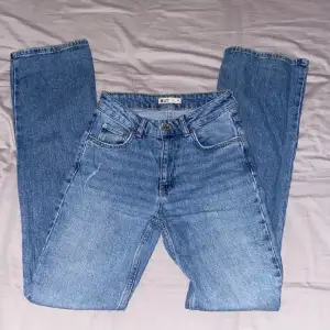 Super snygga Bootcut jeans från Gina tricot. Köpte för 500kr, dem är ljus blåa och har ett hål på ena knät. Säljer pga att dem är för små och då kommer dem inte till användning. Köparen betalar för frakten.Dem ser ut som high-waist men jag tycker mid