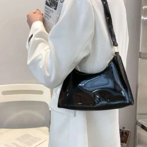 Svart handväska  - Snygg svart lite genomskinlig handväska.  Aldrig använd  24cm lång 16cm hög  28cm långt axelband 