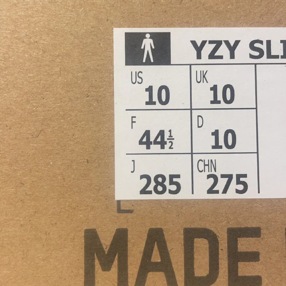 Gråa yeezy slides med förpackning som ingår  Fint skick och använda. Men inga defekter eller skador på skorna.. Skor.