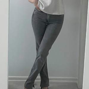 Fina gråa jeans med slits på sidorna med fin passform🤍 Bra skick!  Är 154 cm lång