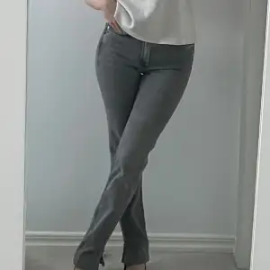 Fina gråa jeans med slits på sidorna med fin passform🤍 Bra skick!  Är 154 cm lång
