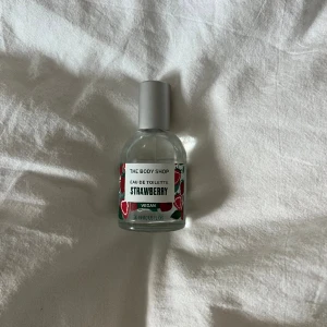 Parfym från The Body Shop - Parfym från The Body Shop med doft av jordgubbe. Ca 4/5 kvar av produkten (se bild). Köpt för 180kr - Säljer för 50kr