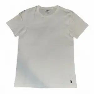 Vit Ralph Lauren t-shirt i storlek M (sitter som S). För liten för mig och i nyskick. Köp för endast 249kr