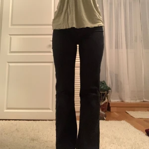 Svarta bootcut jeans - Säljer dessa högmidjade jeans från Cubus. De har tyvärr blivit lite ljusare på vissa ställen i tvätten, men det är inte pga någon smuts 😊De är i stretchigt material, så väldigt bekväma. Jag är 164 och de passar bra i längden för mig. 