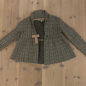 Mönstrad kofta! - En mönstrad kofta från märket ”mywearyoung”. Koftan är använd men har inga defekter! Den är i storlek 134/140. Den kostar 50+frakt!