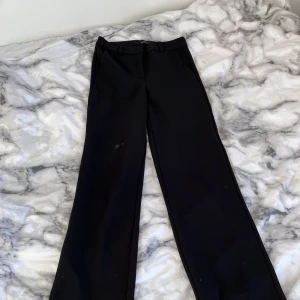 Vero Moda kostymbyxor - Jättefina Vero Moda kostymbyxor! Lite noppriga på ena sidan och en liten stearinfläck men inget jättesynligt! Storlek XS med benlängd 30! Nypris 400, mitt pris 130kr+frakt💕