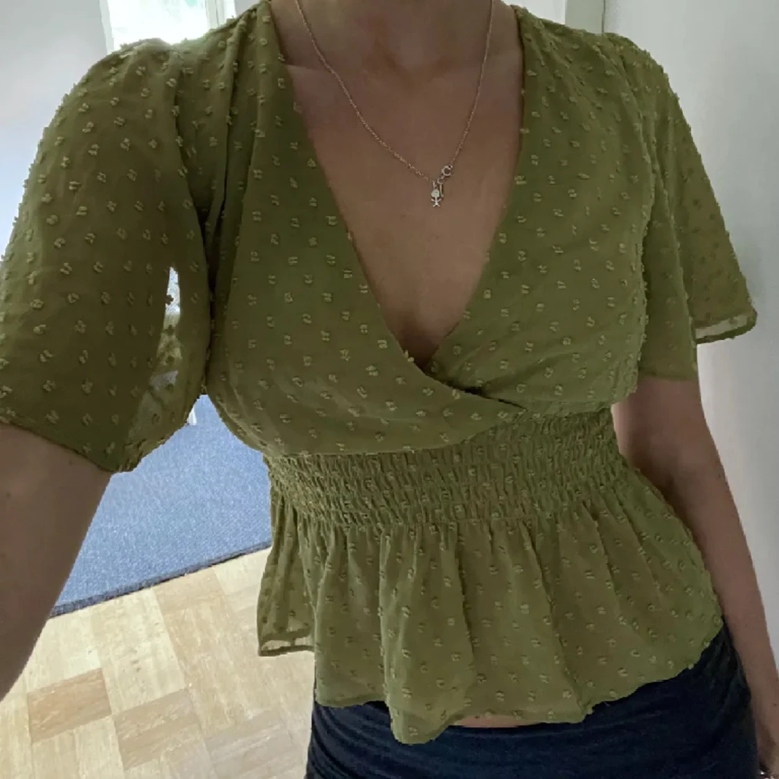 Grön topp / blus med volanger - 90