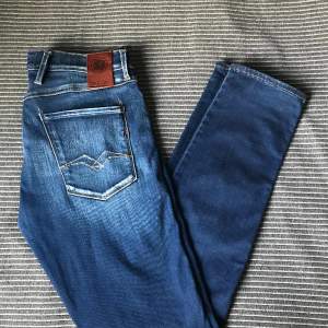 Tjena! Säljer dessa feta jeans i storlek 32 passar perfekt på dig mellan 1,75-180🤝💸Hör av dig vid fler frågor och bilder.