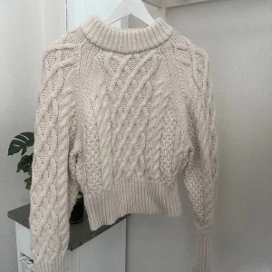 Stickad tröja  - Säljer denna fina stickade tröja som tyvärr inte kommer till användning🤍
