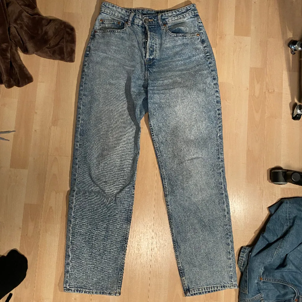 Säljer dessa högmidjade breda jeansen då dem är för stora för mig. Jeans & Byxor.