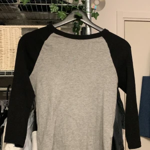 Tröja - Tröjan är köpt secondhand och har 3/4 dels ärmar:)
