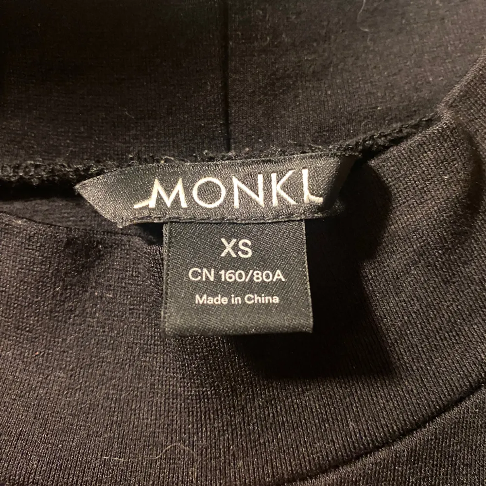 Säljer denna jätte fina svarta tröjan från MONKL i xs. Enkel att stayla och passar till allt💕💕nyskick🌸Pris går att diskutera 💕💕. Tröjor & Koftor.