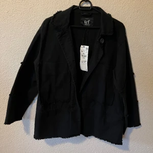 Skjortjacka - Tuff skjortjacka från Zara, lapparna kvar 🖤