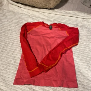 Underställ  - Rosa och rött underställ, finns matchande byxor till