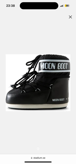 Låga moonboots - Säljer mina moonboots då jag inte använder dom längre. Köptes för ca 2 år sedan men har enbart använts under en vinter. Fint skick, skriv för mer bilder! Kostar just nu runt 1900kr egentligen. Passar många storlekar. OBS köpare står för frakt.