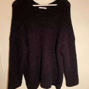 Stickad tröja - Svart oversize stickad tröja från WERA Stockholm i stl S. Den är i stl S men skulle säga att den passar allt från XS-L då det är en större modell. Jätte mysigt material! Köpt secondhand men aldrig använd. 🤍 skriv privat för fler bilder/frågor. 