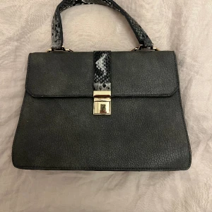 Liten väska  - Liten väska från Chiquelle med ordskinnsdetaljer