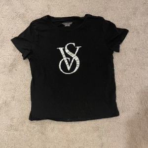 Victoria secret pyjamas t-shirt - Hej! Jag säljer denna t-shirten pga ingen användning, kom privat vid funderingar!🤍💕 frakt tillkommer!
