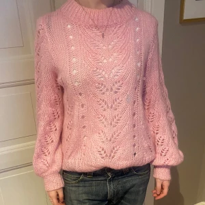 Rosa stickad tröja - Så fin och trendig rosa stickad tröja från H&M, väldigt eftertraktad💕 Storlek M, passar nog S och L också beroende på önskad passform😇Fint skick! 15% ull & 25% mohair🙌Skriv vid funderingar och kolla in mina andra annonser💘
