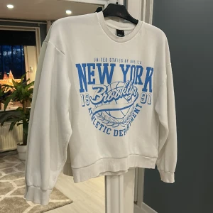 Lång ärmad tröja  - Lång ärmad tröja från Ginatricot. Kommer ej till användning. Frakten betalar köparen själv 