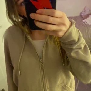 Munk tröja  - Säljer min munk tröja ifrån H&M för den inte kommer till andvändnig längre❤️