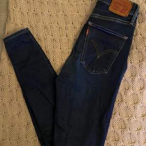 Levis jeans med lite skavanker. Ett stygn har gått upp på bakre fickan (se bild) Det finns ett litet litet hål på innerbenet (se bild)