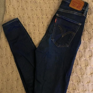 Levis Jeans - Levis jeans med lite skavanker. Ett stygn har gått upp på bakre fickan (se bild) Det finns ett litet litet hål på innerbenet (se bild)