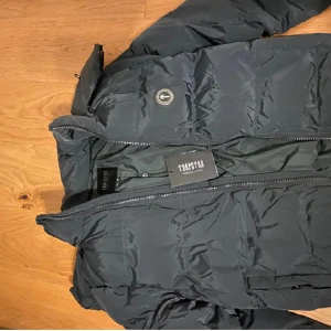 Trapstar jacka  - Hej säljer min trapstar jacka då den inte riktigt var min stil. Den är f@K3. Men identisk och bra kvalitet. Storlek m. Hör av er vid frågor osv!