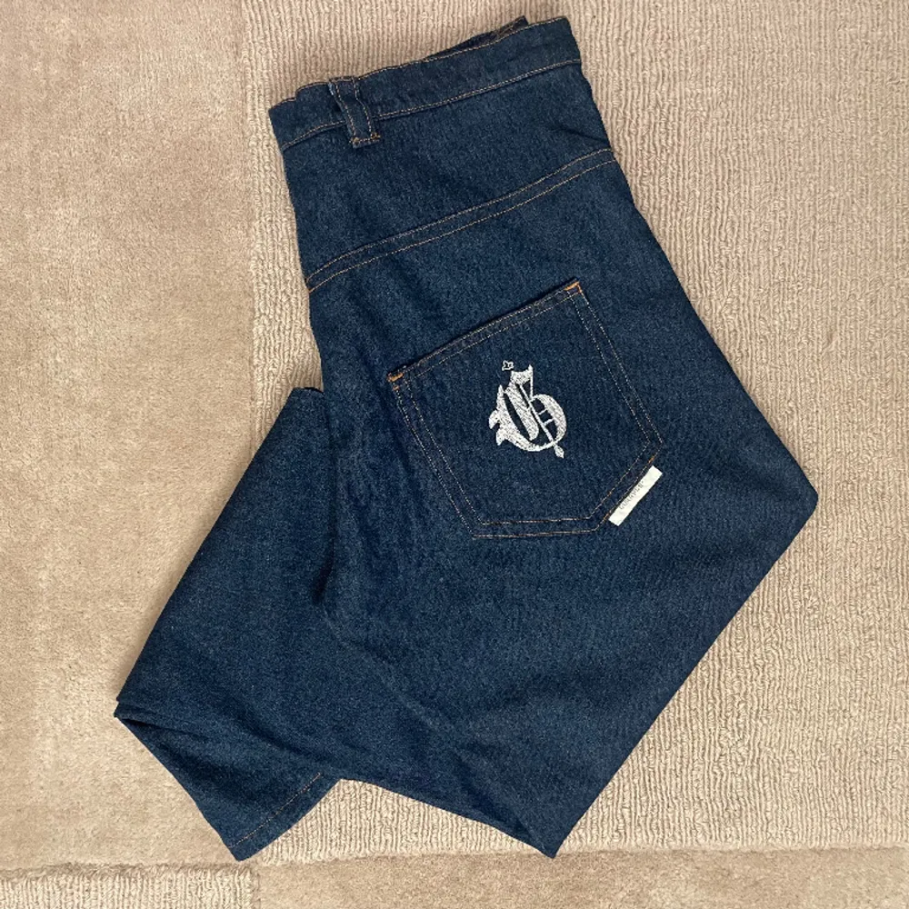 Säljer dessa gurrsss jeans pga dom inte kommer till användning. Endast använda ett fåtal ggr och har minimalt med flaws. 30/30 och har en najs baggy passform. Skriv för mått o är öppen för byten:). Farkut & Housut.