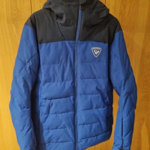 Rossignol skidjacka - Rossignol skidjacka, med snölås, i nyskick, stl L. Anbänd max 2 ggr och sedan hängt i garderob. 