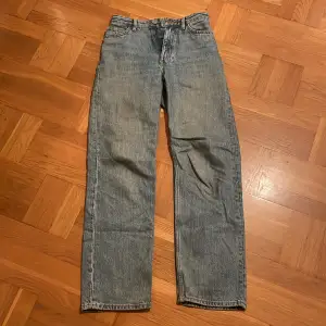 Jeans som inte längre passar, har använt några gånger men är fortfarande fräscha. 