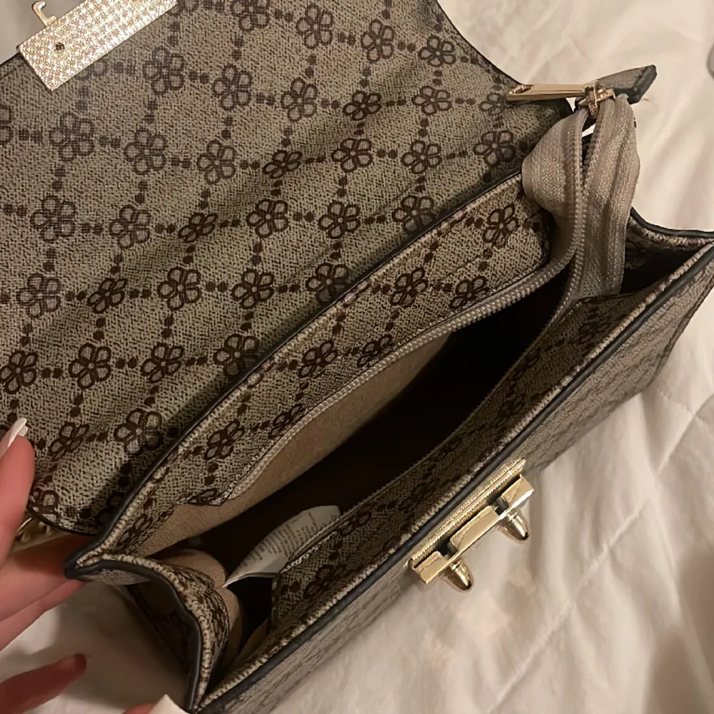 En söt liten väska, okänt märke men liknar Gucci väskan. I princip i nyskick, finns inga tecken på skador. . Väskor.